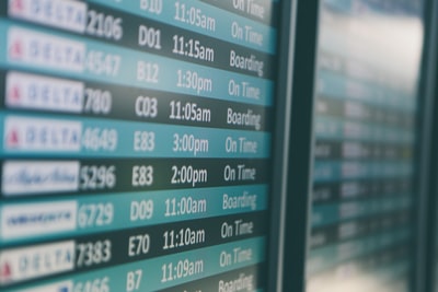 机场起飞时刻表显示达美航空和阿拉斯加航空的航班准时起飞和登机
